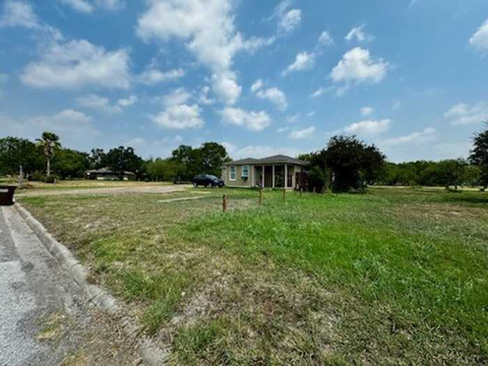 photo 1: 176 W D Avenue, Kingsville TX 78363