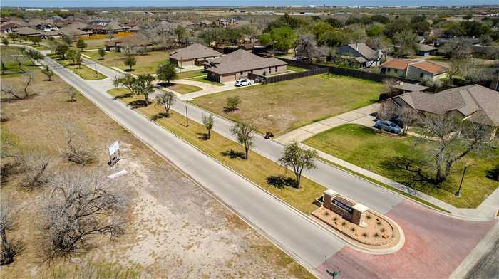 photo 4: 1479 Wildwood Trail Boulevard, Kingsville TX 78363