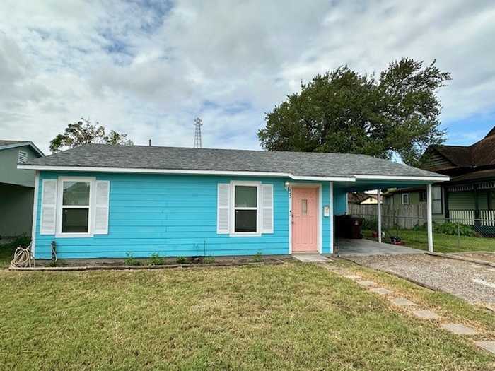 photo 1: 225 W Kenedy Avenue, Kingsville TX 78363