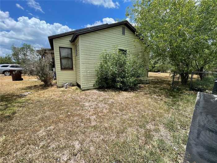 photo 1: 708 E Miller Avenue, Kingsville TX 78363