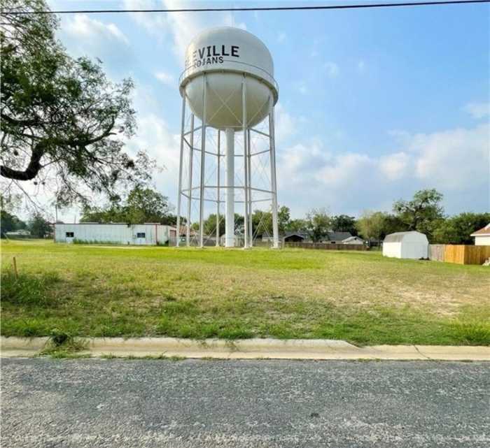 photo 1: 307 W Huntington St, Beeville TX 78102