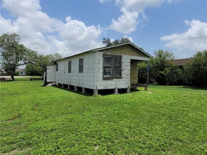 photo 2: 320 W Crockett Street, Driscoll TX 78351