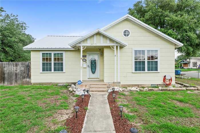 photo 1: 811 E Clare Street, Beeville TX 78102