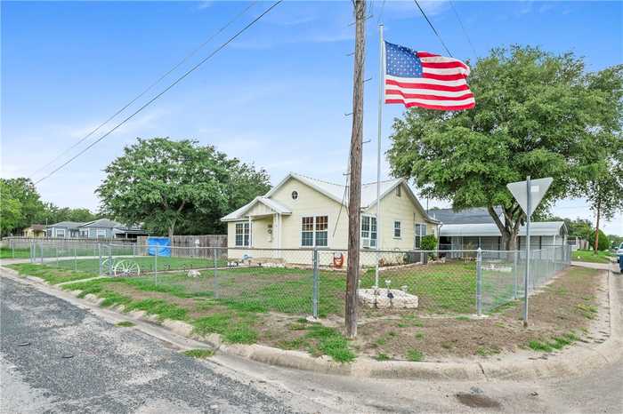 photo 2: 811 E Clare Street, Beeville TX 78102