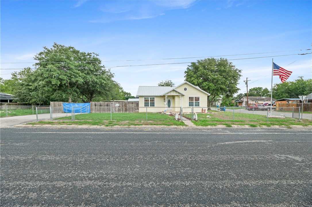 photo 3: 811 E Clare Street, Beeville TX 78102