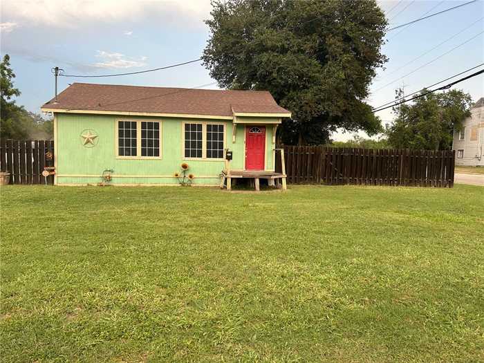 photo 1: 800 N Reynolds Street, Alice TX 78332