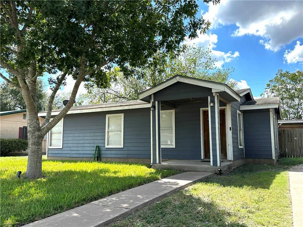 photo 2: 209 N Lightburne Street, Beeville TX 78102