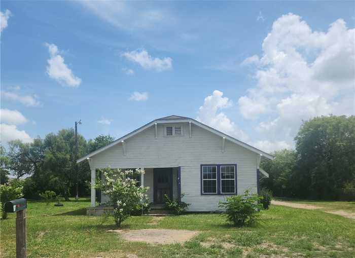 photo 1: 519 W Mesquite Avenue, Kingsville TX 78363