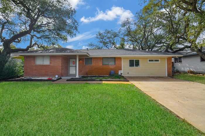 photo 1: 1905 Johnson Avenue, Rockport TX 78382