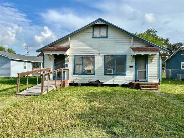 photo 1: 711 W Ella Avenue, Kingsville TX 78363