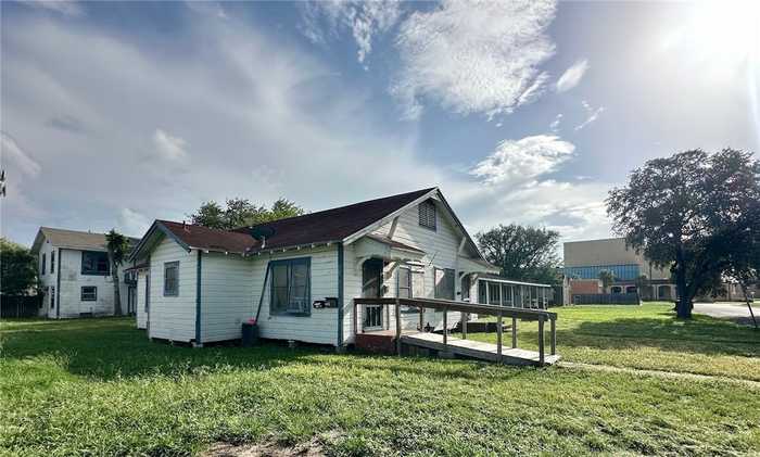 photo 2: 711 W Ella Avenue, Kingsville TX 78363