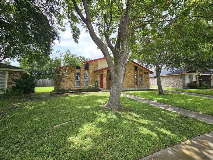 photo 2: 4026 Woodland Creek Drive, Corpus Christi TX 78410