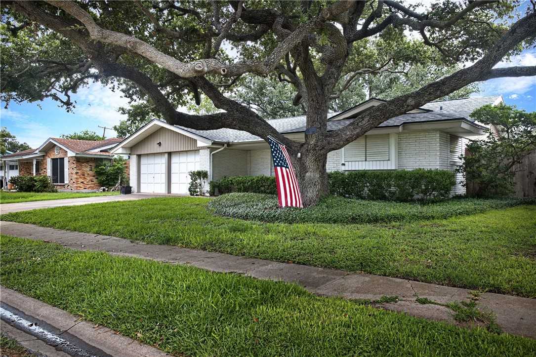 photo 2: 938 Meadowbrook Drive, Corpus Christi TX 78412