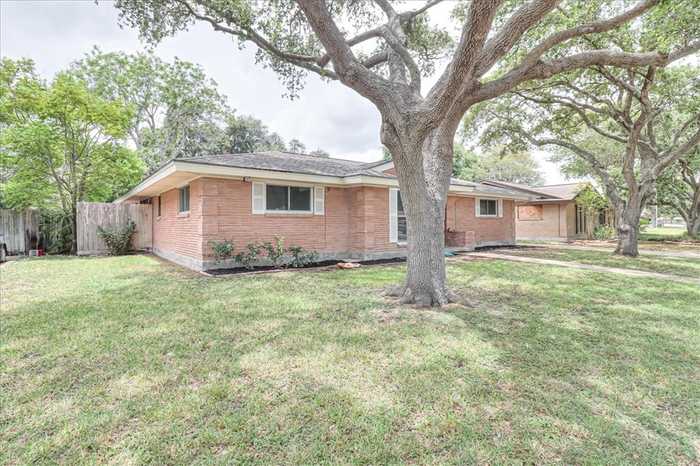 photo 2: 5633 Fresno Drive, Corpus Christi TX 78411