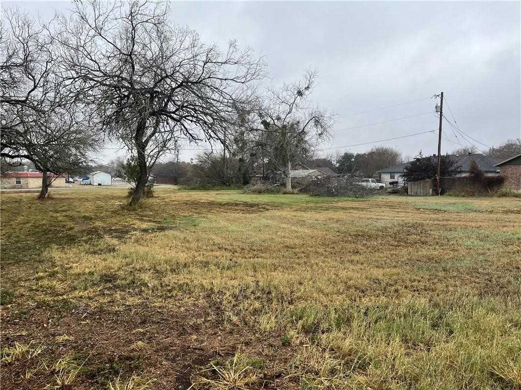 photo 1: 1406 E Toledo St, Beeville TX 78102