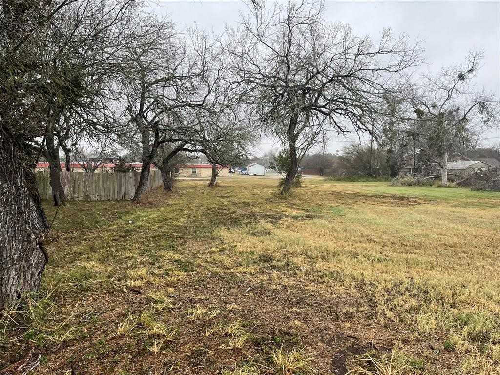 photo 2: 1406 E Toledo St, Beeville TX 78102