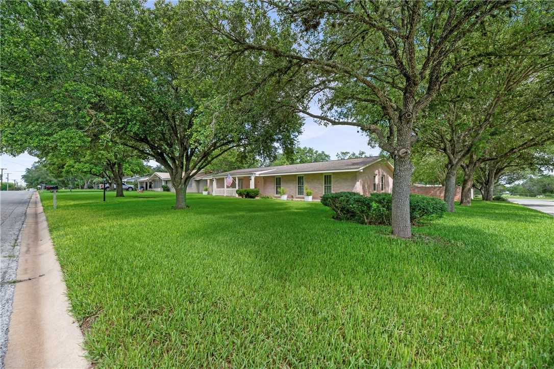 photo 2: 1211 E Bowie Street, Beeville TX 78102