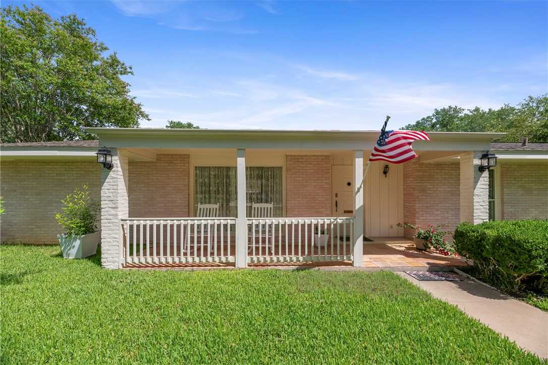 photo 3: 1211 E Bowie Street, Beeville TX 78102