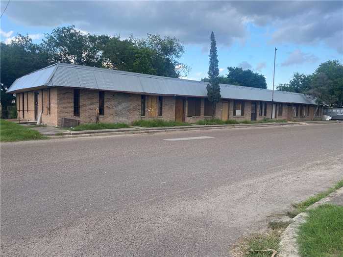 photo 1: 101 E Rockport Street, Mathis TX 78368