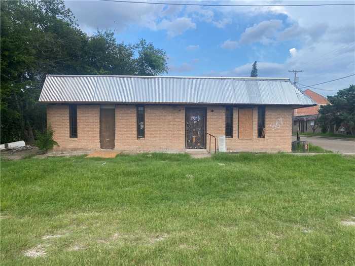 photo 2: 101 E Rockport Street, Mathis TX 78368