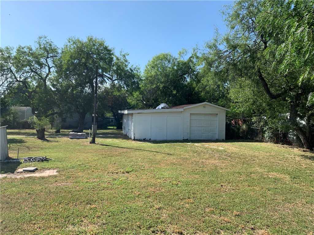 photo 3: 122 3rd Street, Lake City TX 78368