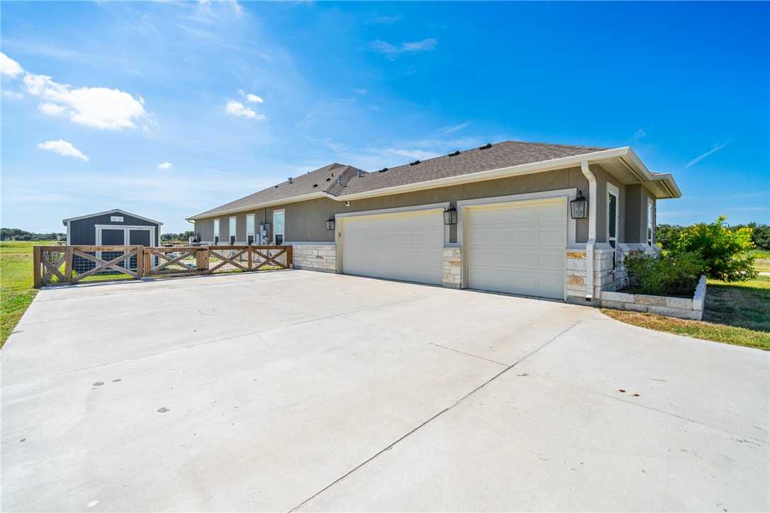 photo 3: 2114 Friesian Drive, Corpus Christi TX 78418