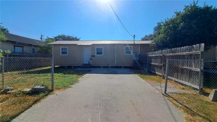 photo 2: 629 E Henrietta Avenue, Kingsville TX 78363