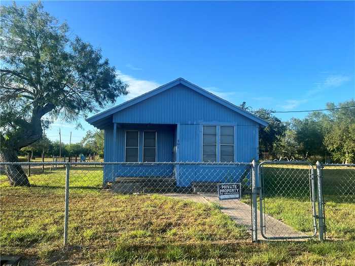 photo 2: 401 E Palacios Street, Benavides TX 78341