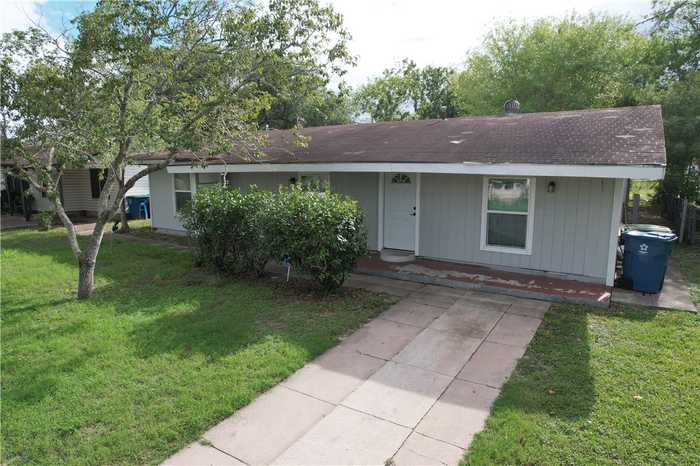 photo 2: 103 N Lightburne Street, Beeville TX 78102