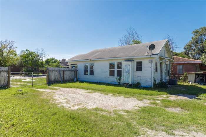 photo 2: 216 W Santa Gertrudis Street, Kingsville TX 78363