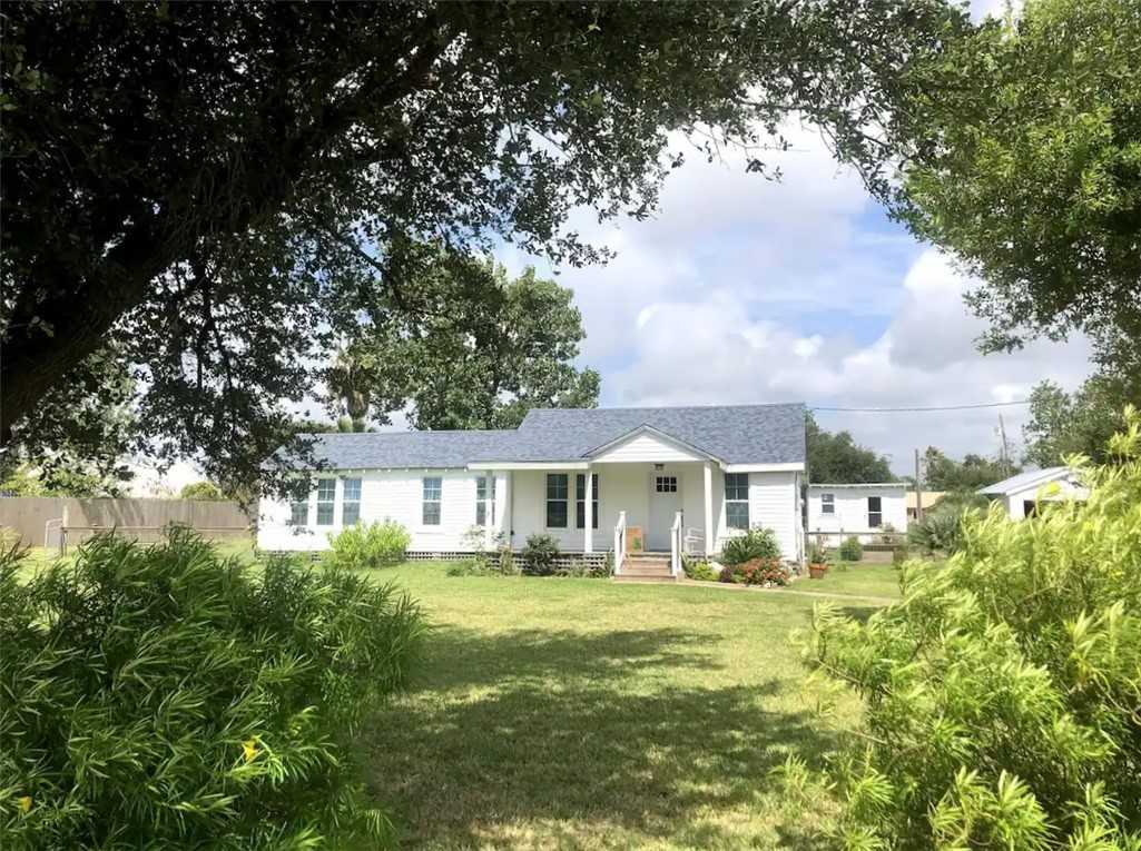 photo 2: 735 S Pearl Street, Rockport TX 78382