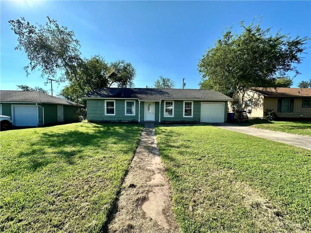 photo 2: 1404 E Bowie Street, Beeville TX 78102