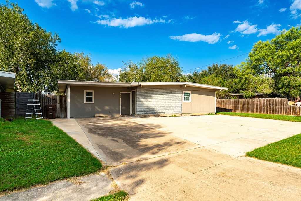 photo 1: 742 Santa Anita Drive, Kingsville TX 78363