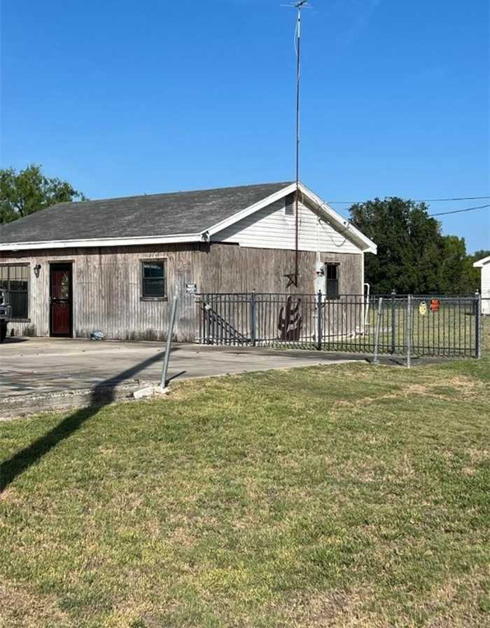 photo 2: 139 Island Drive, Mathis TX 78368