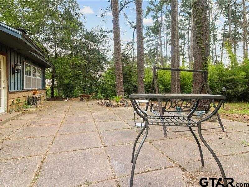 photo 3: 118 Meadowbrook Dr, Palestine TX 75803