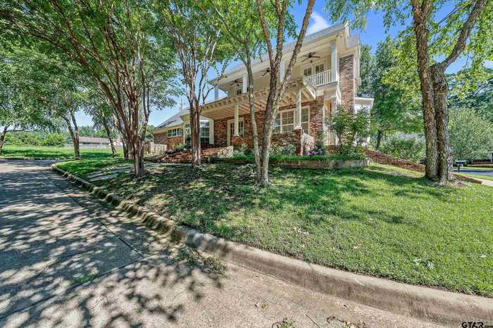 photo 2: 2720 Hemingway Ln, Tyler TX 75701