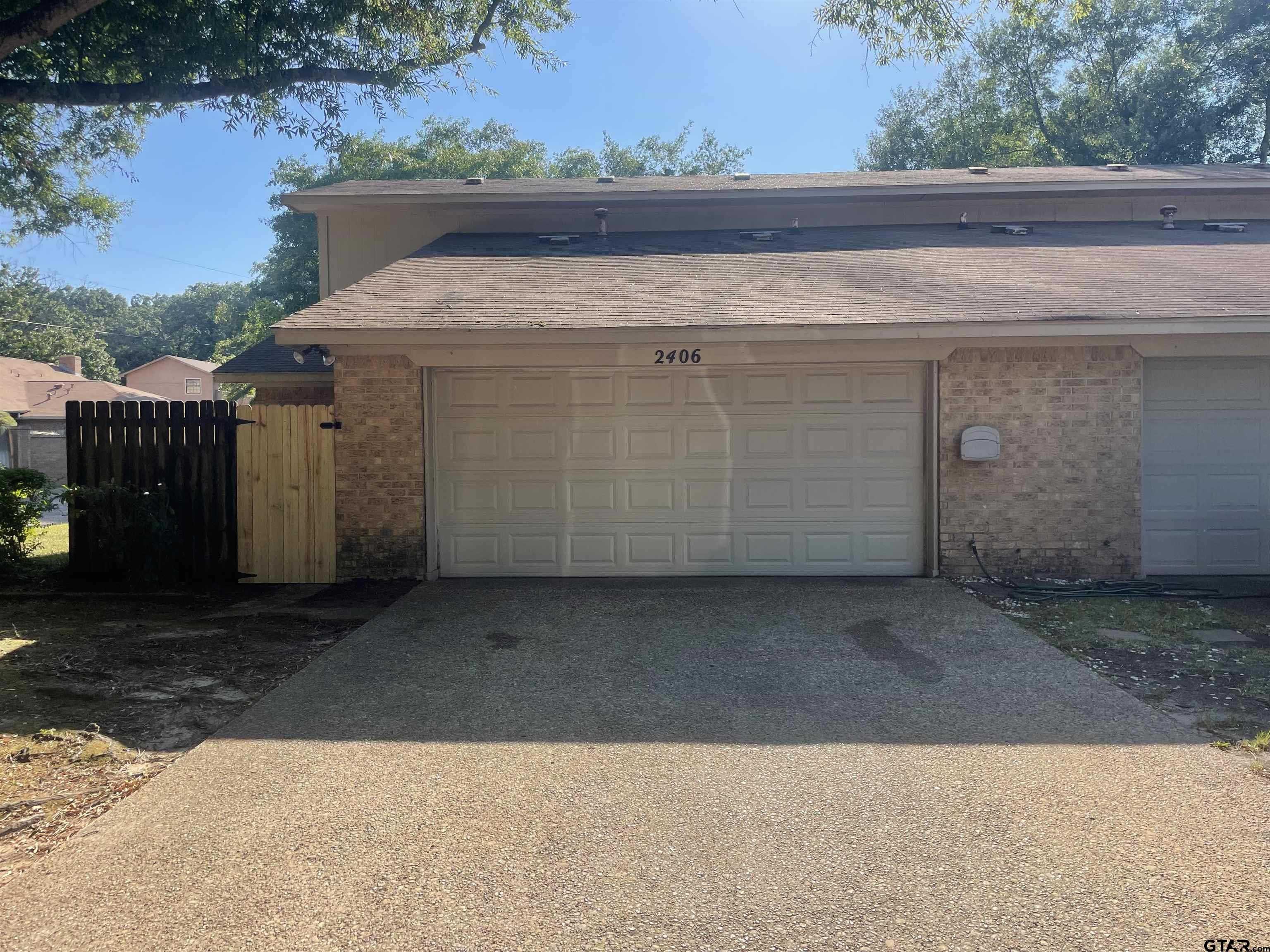 photo 1: 2406 Villa Ct, Tyler TX 75703