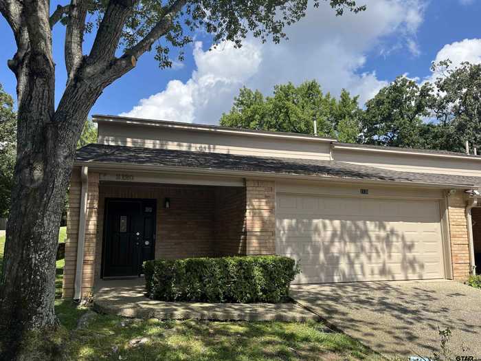 photo 1: 2120 Villa Dr, Tyler TX 75703