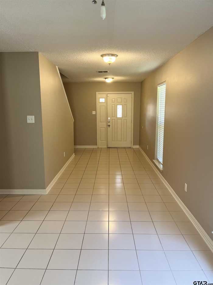 photo 2: 2120 Villa Dr, Tyler TX 75703