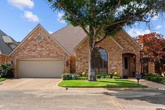 photo 1: 3304 Greenoak PL, Tyler TX 75701