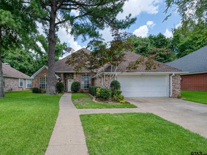 photo 1: 621 Prestonwood, Tyler TX 75703