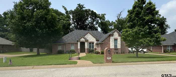 photo 2: 515 Southcreek Dr, Chandler TX 75758