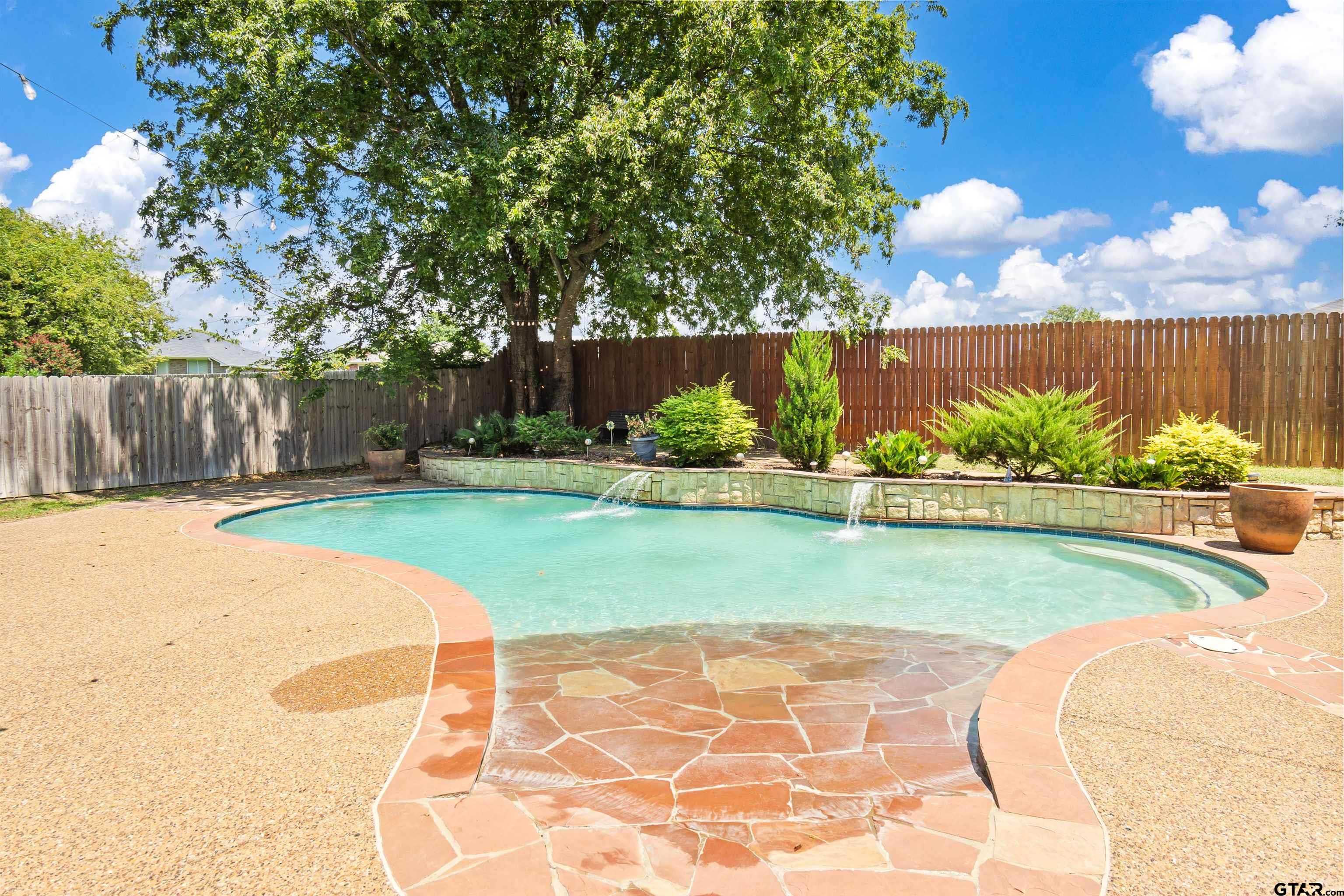 photo 3: 906 Millstone Lane, Chandler TX 75758