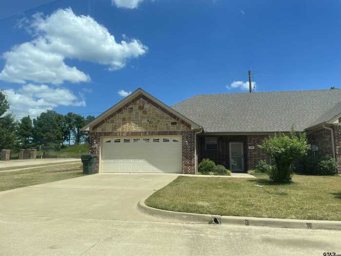 photo 2: 104 W Letha Ct, Tyler TX 75702