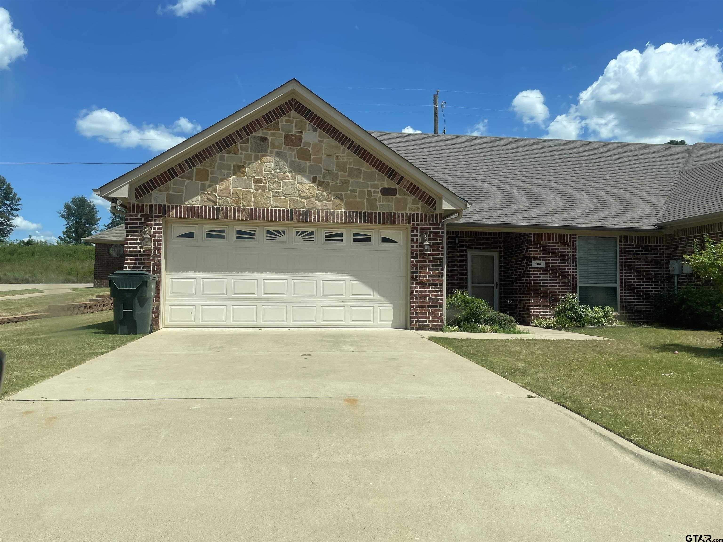 photo 3: 104 W Letha Ct, Tyler TX 75702