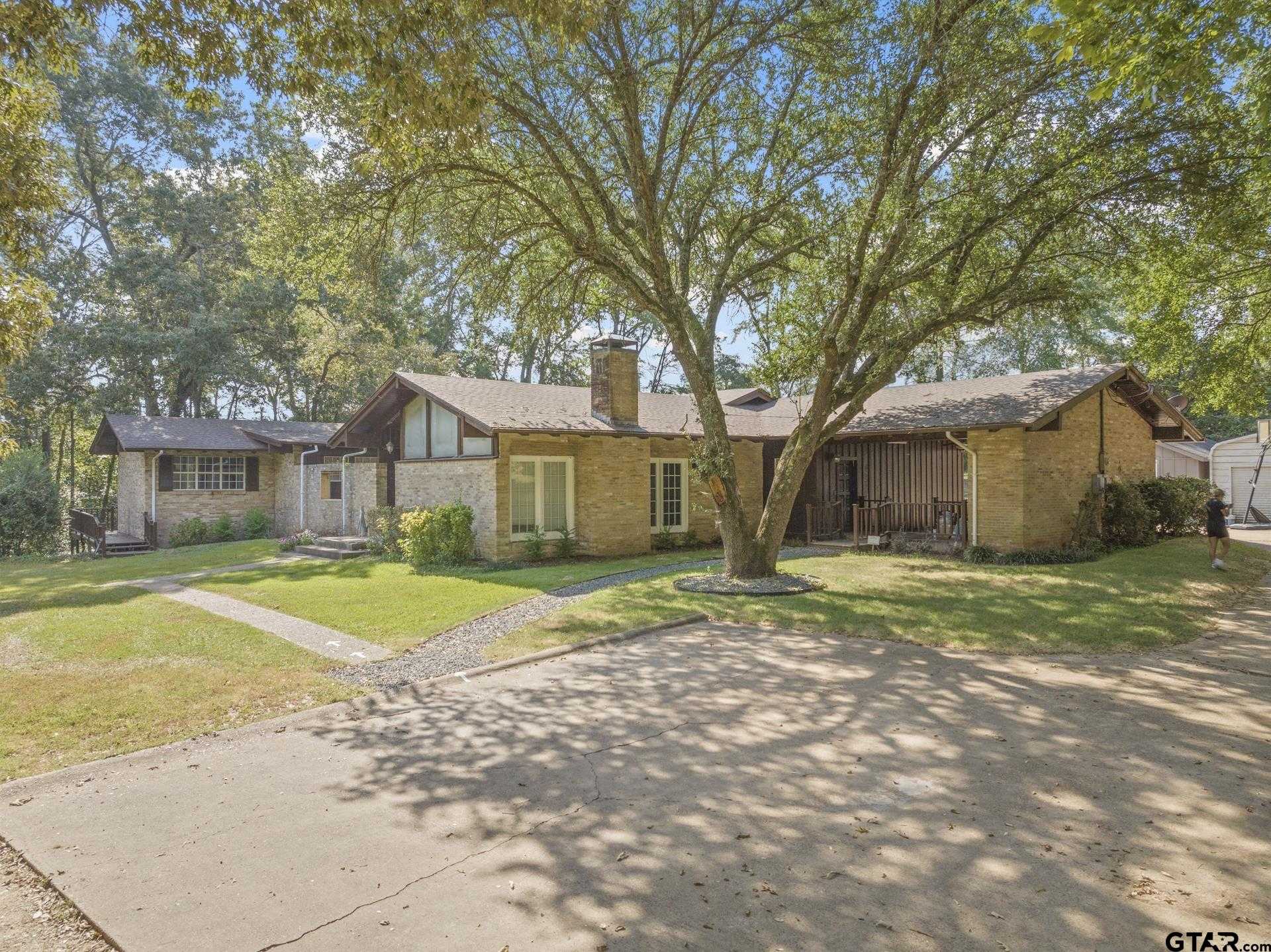 photo 2: 609 Daingerfield, Pittsburg TX 75686