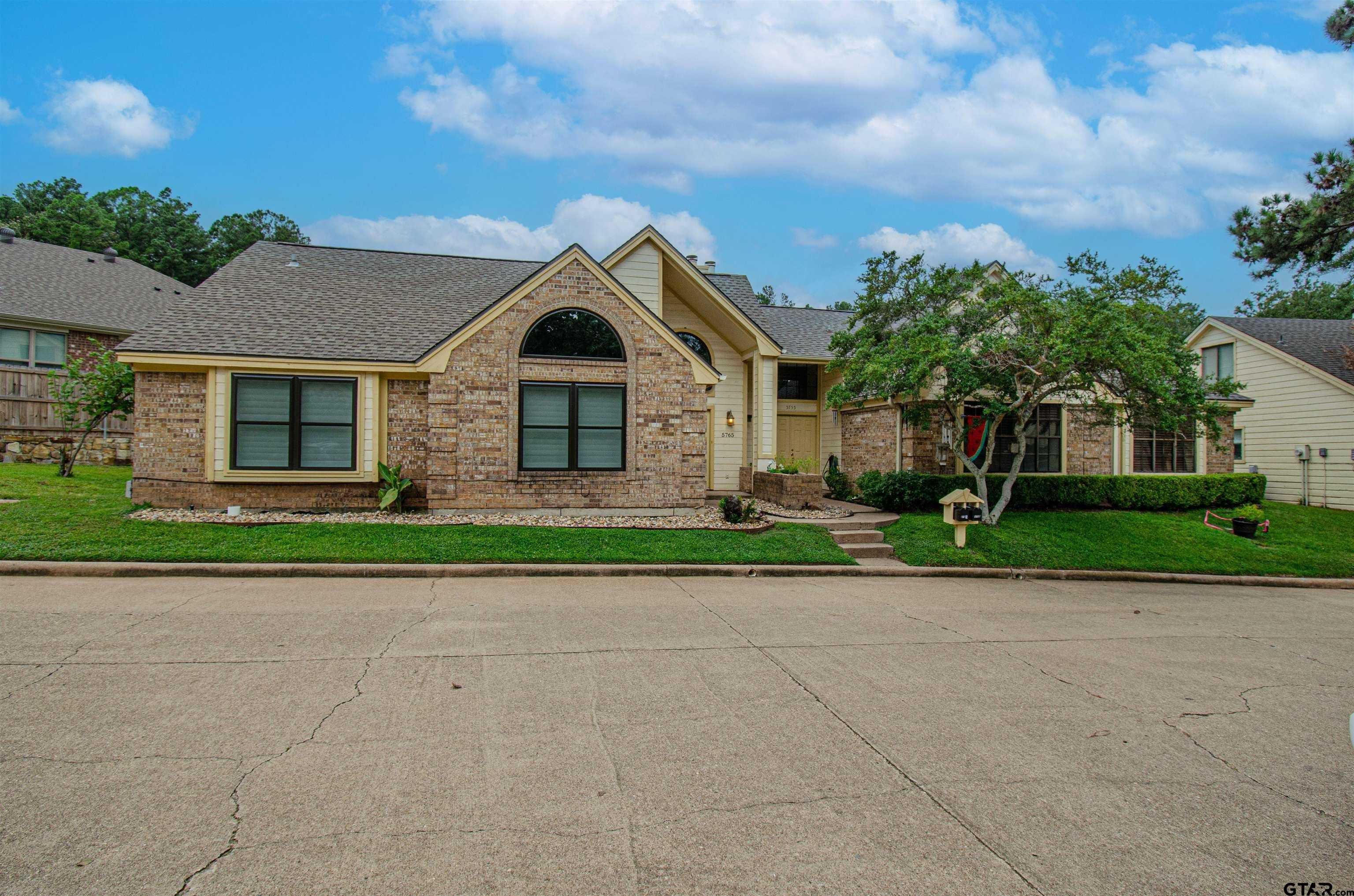 photo 2: 5755 Golden Oaks Drive, Tyler TX 75703