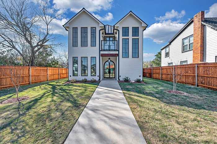 photo 1: 707 S 9th Street, Waco TX 76706