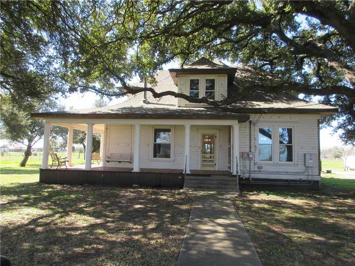 photo 1: 607 S First Street, Rosebud TX 76570