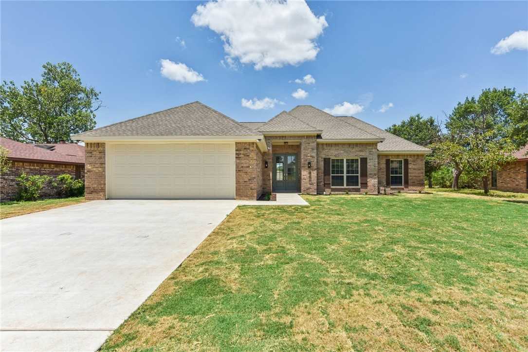 photo 3: 209 Country Club Drive, Marlin TX 76661